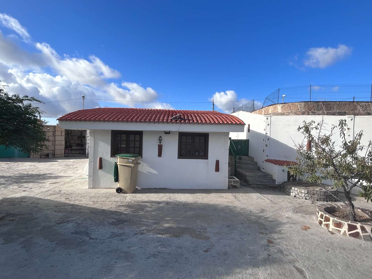 Finca con casa de 2 dormitorios y 2 baños