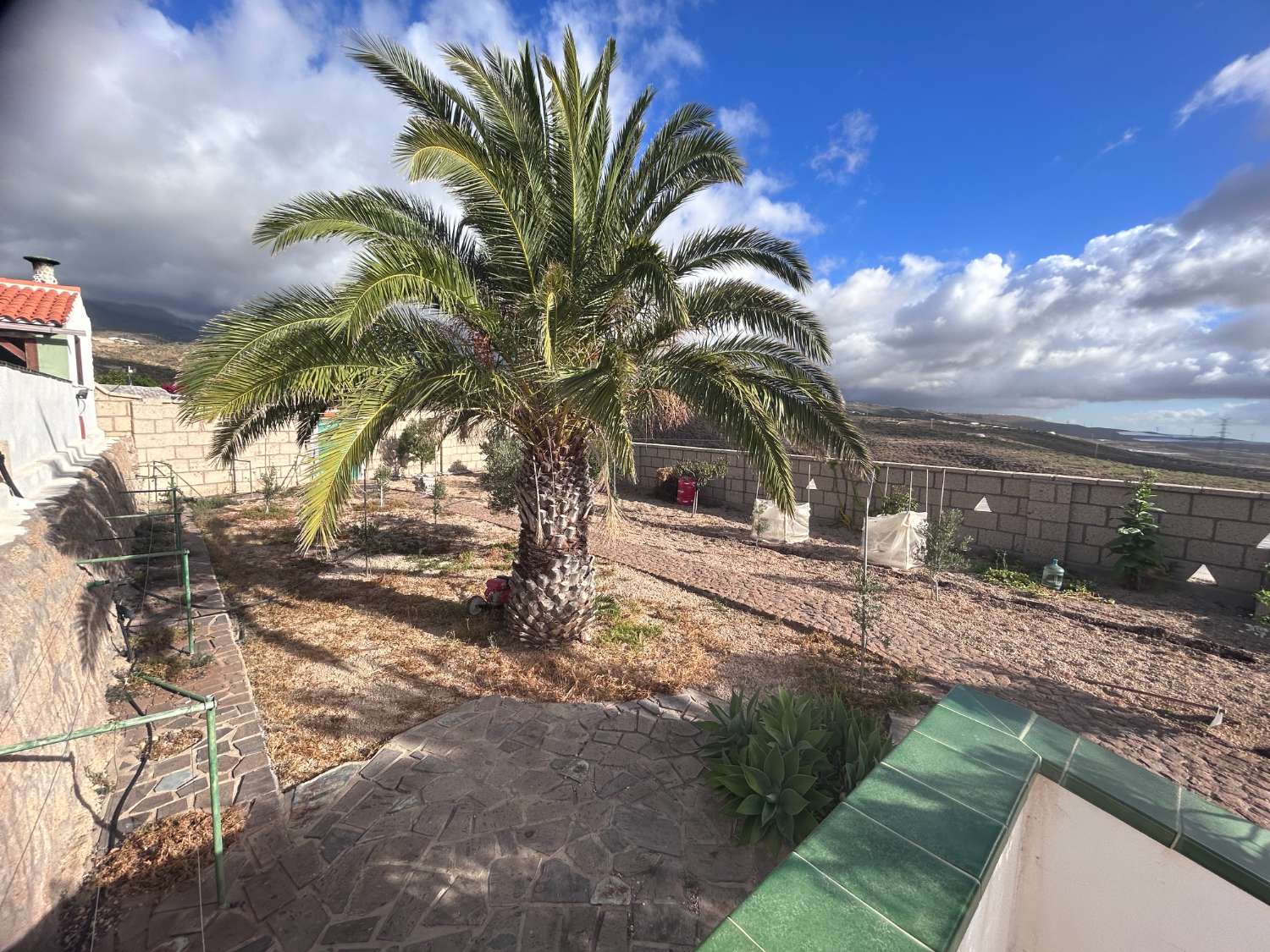 Finca con casa de 2 dormitorios y 2 baños