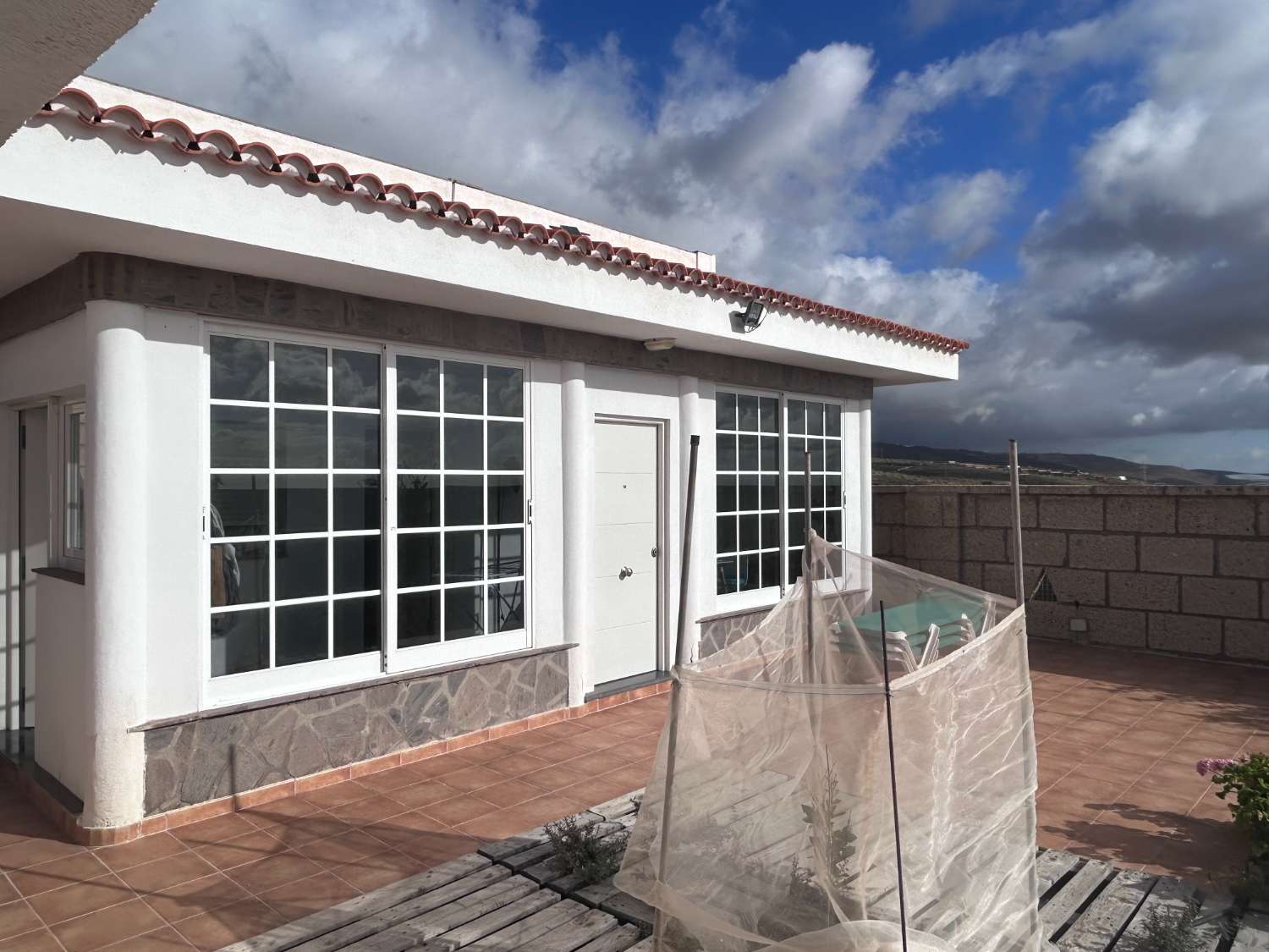 Finca con casa de 2 dormitorios y 2 baños