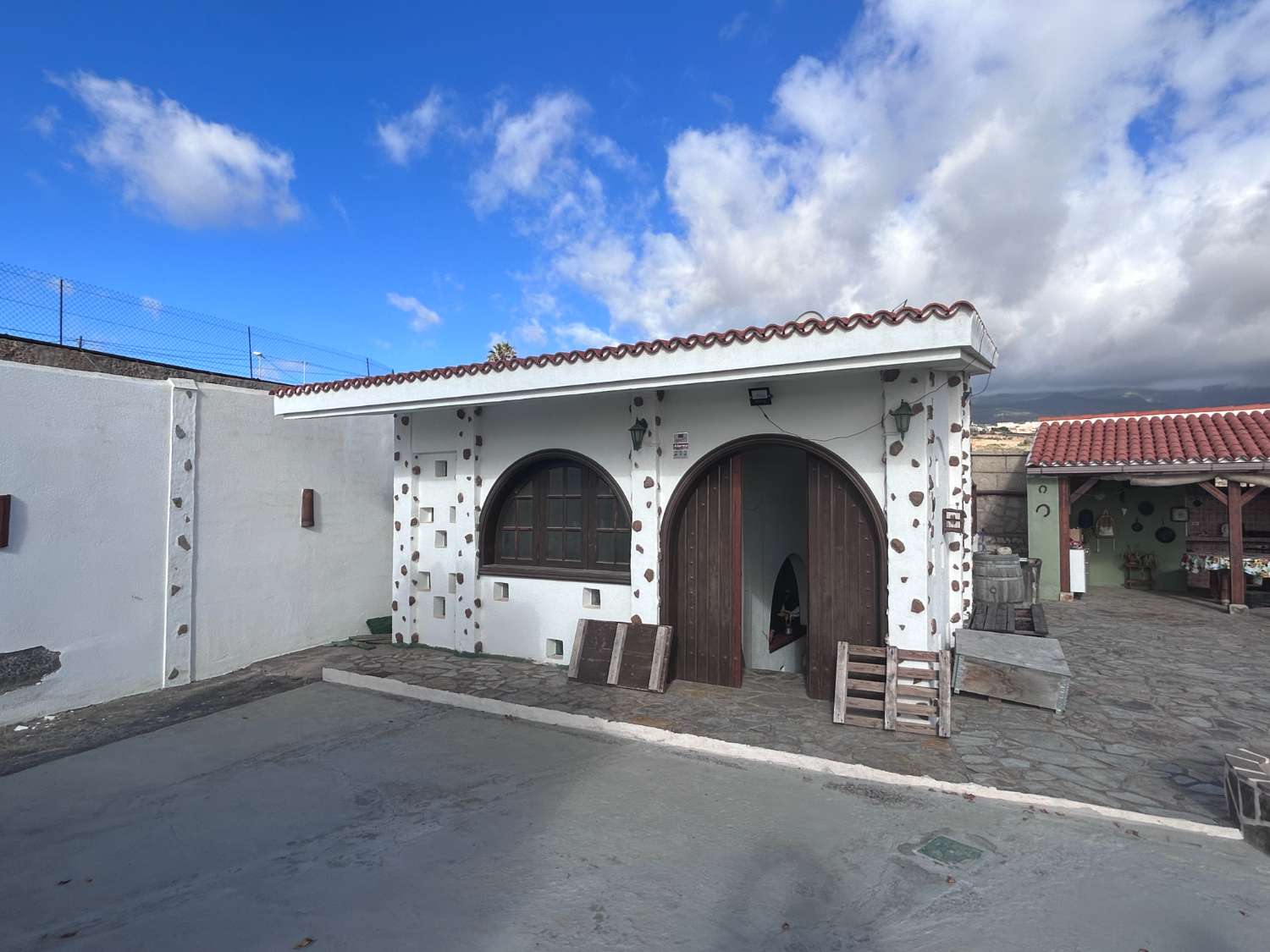 Finca con casa de 2 dormitorios y 2 baños