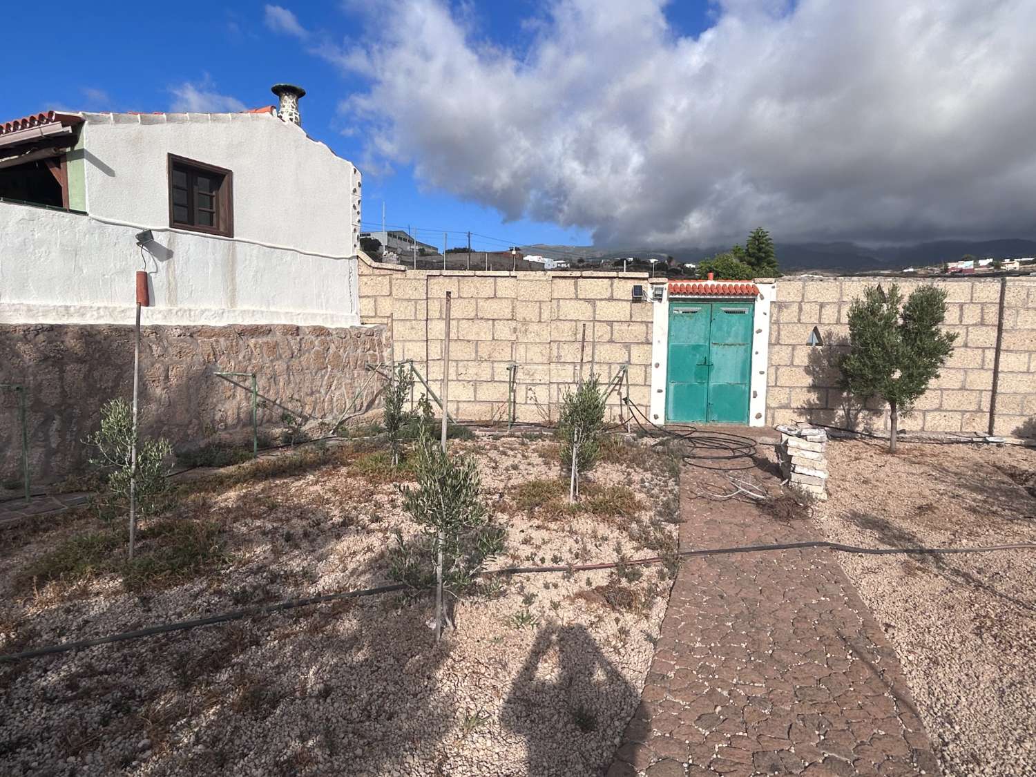 Finca con casa de 2 dormitorios y 2 baños